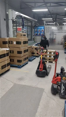 ورشة عمل في وقت متأخر من الليل-تشتعل بالأضواء، وتشهد طلبات التصدير ارتفاعًا كبيرًا!